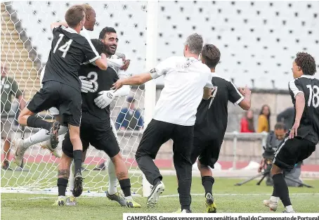  ??  ?? CAMPEÕES. Gansos venceram nos penáltis a final do Campeonato de Portugal