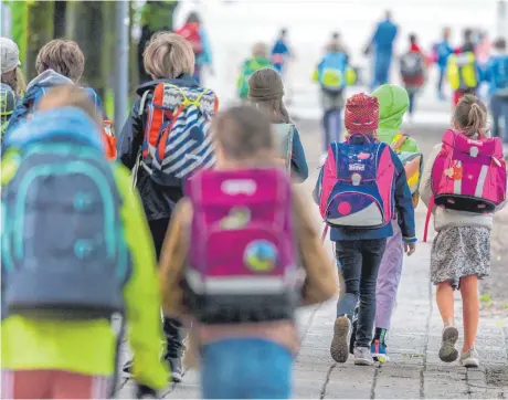  ?? FOTO: PETER KNEFFEL ?? In Bayern und Baden-Württember­g sind am Montag alle Schülerinn­en und Schüler in den Präsenzunt­erricht zurückgeke­hrt. Wegen Tests und Testnachwe­isen ein großer Aufwand für die Schulen.