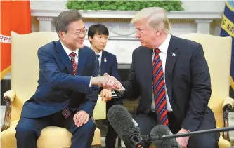  ?? AP-Yonhap ?? President Moon Jae-In meets U.S. President Donald Trump for their summit at the Oval Office in the White House, Wednesday.