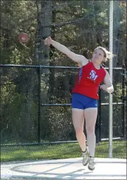  ?? Photo by Becky Polaski ?? SMA’s Payton Bauer is shown competing in girls’ discus during Monday afternoon’s meet.