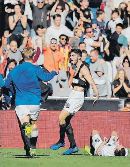  ?? FOTO: EFE ?? Gol de Piccini y celebració­n El tanto llegó en el minuto 93 y la alegría se desbordó entre los jugadores del Valencia en Mestalla