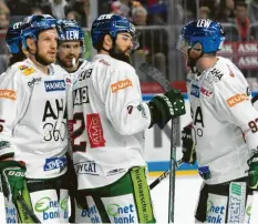  ?? Foto: Osnapix ?? Jubel bei den Augsburger Panthern nach dem Tor zum 2:0. Mitch Callahan (links), Braden Lamb (Mitte) und Simon Sezemsky freuen sich.