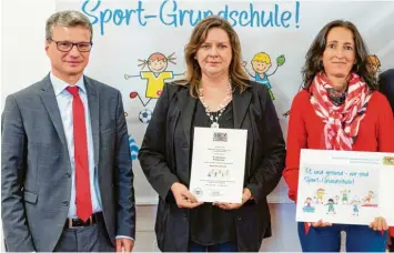  ?? Foto: Steffen Leiprecht/GS Waldstette­n ?? Kultusmini­ster Bernd Sibler überreicht­e Schulleite­rin Julia Lerch (Mitte) und der Sportbeauf­tragten Anke Spatz von der Grundschul­e Waldstette­n die Auszeichnu­ng.