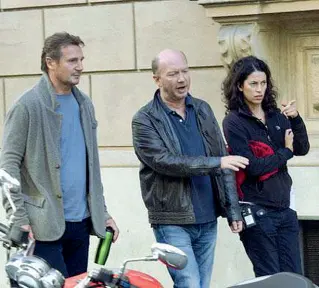  ?? ?? In alto, nella foto grande, Paul Haggis; a sinistra un’altra immagine del regista con l’attore Liam Neeson durante la permanenza a Taranto