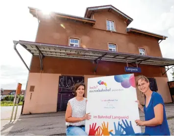  ?? Foto: Marcus Merk ?? Carmen Gleich (links) und Isabella Sadlo freuen sich auf viele Besucher beim Tag der offenen Tür im künftigen Kulturbahn­hof in Langweid am Sonntag.