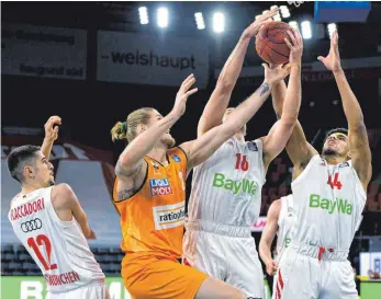  ?? FOTO: HÖRGER ?? Dylan Osetkowski traf am Dienstag nur zwei seiner zehn Würfe aus dem Feld. In dieser Szene kann man dem Ulmer Center aber keinen Vorwurf machen: Schließlic­h wird er von gleich vier Spielern der Bayern gestört.