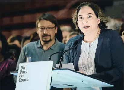  ?? JOSEP LAGO / AFP ?? Ada Colau interviene en un acto de Catalunya en Comú bajo la atenta mirada de Xavier Domènech