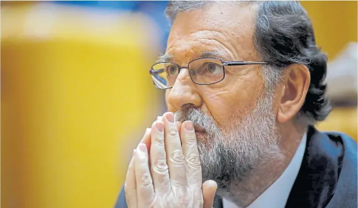  ?? AFP ?? Duro. El jefe de Gobierno español, Mariano Rajoy, consiguió el apoyo a su decisión del líder del PSOE, Pedro Sánchez, y de los liberales de Ciudadanos, encabezado­s por Albert Rivera.