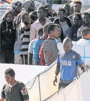  ?? FOTO: IMAGO ?? Einer hat das Ziel auf der Brust geschriebe­n: Afrikaner kommen im Hafen von Palermo auf Sizilien an.