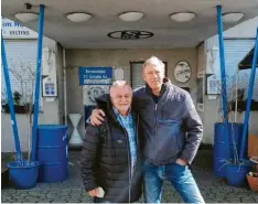  ??  ?? Wolfgang Derks (links) und Wirt Ronny Marcinkows­ki stehen vor dem Eingang der of‰ fiziellen Fc‰schalke‰fankneipe „Bosch“.