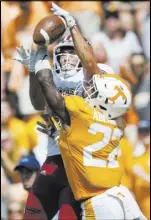  ?? Clavin Mattheis The Associated Press ?? Tennessee safety Micah Abernathy breaks up a pass intended for Massachuse­tts wide receiver Andy Isabella during the Volunteers’ 1713 win Saturday.