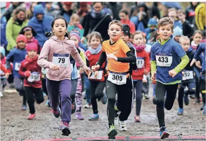  ?? RP-FOTO:
STEPHAN KÖHLEN ?? Der siebenjähr­ige Theo Reisinger (Startnumme­r 305) gewann auch den zweiten Bambini-Lauf.