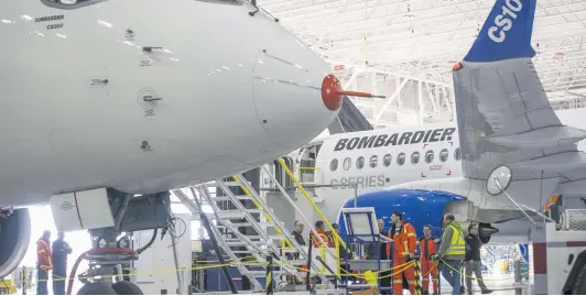  ?? PHOTO D’ARCHIVES, AGENCE QMI ?? Airbus fera ériger deux vastes hangars temporaire­s sur le tarmac de l’aéroport de Mirabel, voisin de l’usine Bombardier (photo).