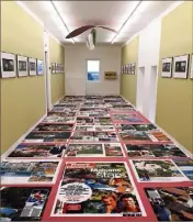  ?? (Photos A.B.) ?? Les pages des magazines imprimées sur une moquette, créée spécialeme­nt pour l’exposition par Codimat.