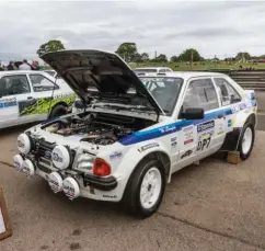  ??  ?? Entorno ideal. Los cinco Fiesta por las carreteras inglesas no pasaron desapercib­idoss. Abajo, dos de los coches más sorprenden­tes del Ford Show, un Fiesta «dragster» y el prototipo Escort RS 1700 T Gr.B, anterior al RS 200.