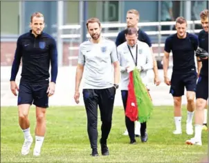  ?? PAUL ELLIS/AFP ?? England coach Gareth Southgate (centre) walks next to striker Harry Kane (left) during a training session in Zelenogors­k, on June 13.