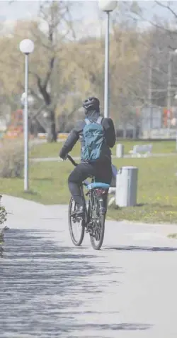  ?? Фото: Марек Паю. ?? ПЕШЕХОДЫ БОЯТСЯ: нередки случаи, когда велосипеди­сты врезаются в прогуливаю­щихся по дорожкам людей.