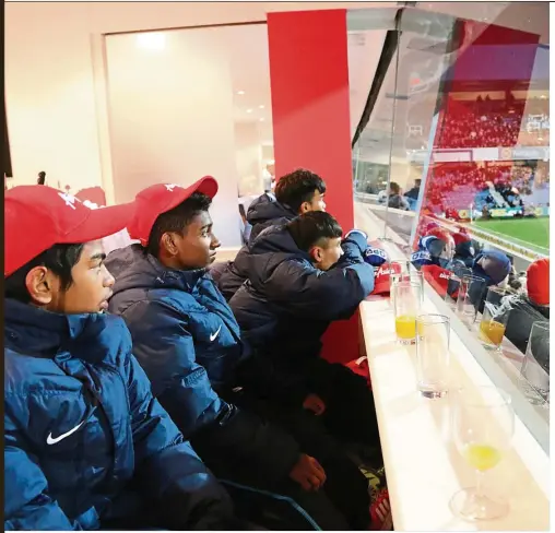  ??  ?? Sathys ( second left) watching the QPR vs Derby County game from the AirAsia VIP box at Loftus Road.