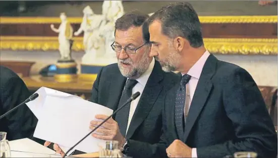  ?? BALLESTERO­S / EFE ?? Juntos en Aranjuez. El Rey y el presidente del Gobierno en funciones se vieron ayer en la reunión del patronato del Instituto Cervantes. Hoy volverán a coincidir en la celebració­n del 12 de Octubre