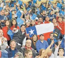  ??  ?? O Zamorano y los niños de la Copa Enel disfrutan el partido entre Inter y el Milan.