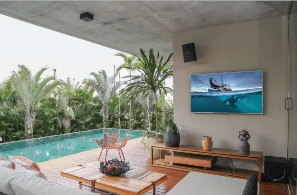  ??  ?? Perto da piscina estão o TV de 55” e um subwoofer, que complement­a o trabalho das caixas outdoor na reprodução dos sons graves. Abaixo, o painel para controle da automação na área externa da casa.