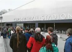  ?? Foto: Siegfried Kerpf ?? Lange Schlange vor dem Curt-Frenzel-Stadion. Innerhalb von Minuten waren die Karten-Kontingent­e an den Verkaufsst­ellen weg.