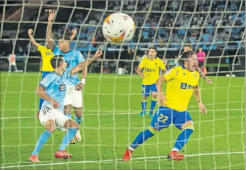  ??  ?? Pacha Espino celebra el gol anotado tras el rechace del penalti detenido por Dituro.