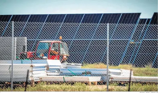  ?? MIGUEL ÁNGEL GONZÁLEZ ?? Una planta fotovoltai­ca en construcci­ón en la carretera de La Barca.