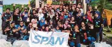  ??  ?? Kakitangan SPAN bersama Inspirasi KAWA dan Persatuan Pendayung-pendayung Kelipkelip Kampung Kuantan selepas selesai gotong-royong.