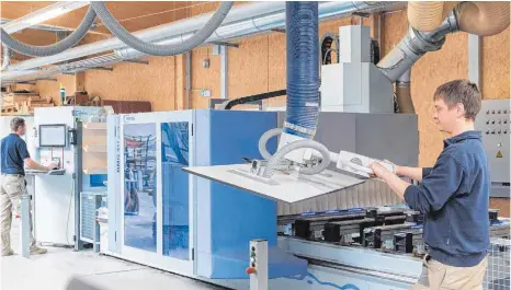  ?? FOTO: STROHM ?? Zwei Schreiner arbeiten mit einer CNC-Fräse in der Werkstatt des Einrichtun­gshauses Strohm in Tuttlingen.