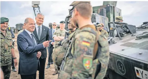  ?? FOTO: MICHAEL KAPPELER/DPA ?? Bundeskanz­ler Olaf Scholz besuchte Anfang Juni die deutschen Nato-Soldaten in Litauen.