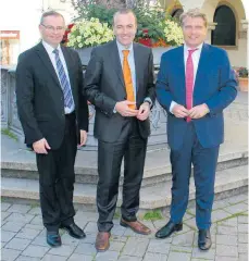  ?? FOTO: CHRISTOPH WARTENBERG ?? Der Europaabge­ordnete der Region, Norbert Lins, der Fraktionsv­orsitzende der EVP, Manfred Weber, und der Bundestags­abgeordnet­e Thomas Bareiß (v.l.) sprechen in Sigmaringe­n über Europapoli­tik.