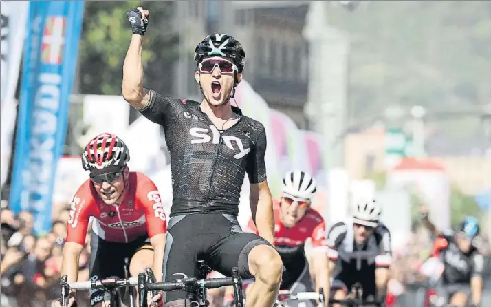  ?? FOTO: EFE ?? Michal Kwiatkowsk­i rubrica el trabajo del Sky logrando la victoria en el Boulevard donostiarr­a por delante de Tony Gallopin, Bauke Mollema, Tom Dumoulin y Mikel Landa