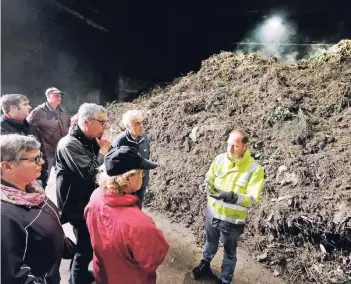  ?? RP-FOTO: ACHIM BLAZY ?? Regelmäßig werden in der Kompostanl­age in Ratingen-Breitschei­d Führungen veranstalt­et. Vertriebsl­eiter Florian Schanz (rechts) erläutert den Anlieferbe­reich.