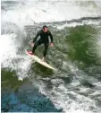  ?? Archivfoto: Monika Schmich Graf ?? Der Eisbach mitten in München ist unter anderem wegen seiner Surfwelle be kannt.