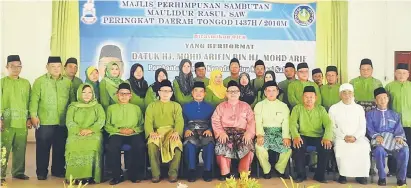  ??  ?? TAHNIAH: Junaidi (duduk, lima kiri) bergambar bersama ahli jawatankua­sa penganjur dan penerima anugerah Majlis Sambutan Maulidur Rasul peringkat daerah Tongod, yang diadakan di Dataran Terbuka Tongod, baru-baru ini.