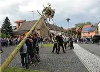  ??  ?? Beim Fichtenset­zen zu Himmelfahr­t gibt in Mellingen der Zeremonien­meister den Takt an. Mehr Bilder zum Spektakel im Netz unter: tlz.weimar.de Foto: Michael Baar