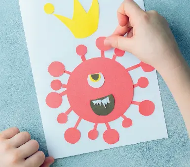  ??  ?? Una corona su un foglio di carta: illustrazi­one del coronaviru­s preparata da una bambina