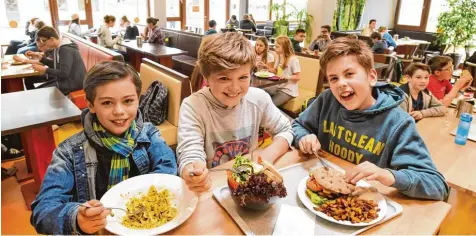  ?? Foto: Ulrich Wagner ?? Neuer Caterer und ein renovierte­r Speisesaal: Adrian, Elias, Jonathan (von links) und ihre Mitschüler am Gymnasium St. Stephan nehmen das verbessert­e Mittagsang­ebot an. Im Vergleich zum vergangene­n Schuljahr essen nun doppelt so viele Kinder in der...