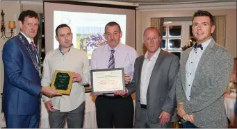  ??  ?? Colm Markey Cathaoirle­ach of the Louth PPN presents an awards to the members of the Muirhevnam­or Football Club.