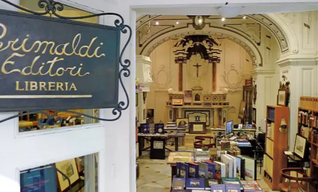  ??  ?? La libreria antiquaria Grimaldi ,a Napoli:è stata aperta nel 2014 in una chiesa del 1912, abbandonat­a dagli anni Ottanta.