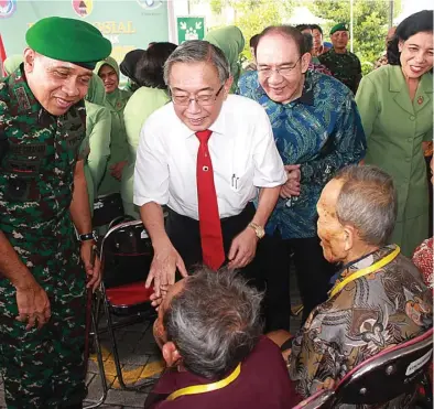  ??  ?? RINGANKAN SESAMA: Dari kiri, Pangdam V Brawijaya I Made Sukadana didampingi Presiden Direktur Maspion Group Dr Alim Markus dan Ketua Yayasan Abdi Husada Utama Soeharsa Muliabarat­a (kanan) menyapa para peserta operasi katarak gratis.