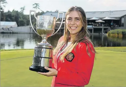  ?? FOTO: RFEG ?? Celia Barquín, este julio en Eslovaquia, con el trofeo de campeona de Europa amateur individual, la quinta española en lograr el título