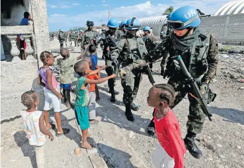  ?? HÉLVIO ROMERO/ESTADÃO-30/8/2017 ?? Experiênci­a. Tropas brasileira­s em Porto Príncipe, durante a Missão das Nações Unidas para a Estabiliza­ção no Haiti, criada em 2004