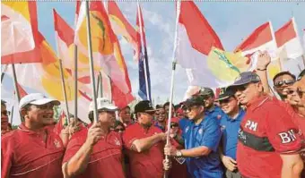  ?? PIC BY RASUL AZLI SAMAD ?? Malacca Chief Minister Datuk Seri Idris Haron (third from left) receiving the Umno flag from Johor Menteri Besar Datuk Seri Mohamed Khaled Nordin (third from right) during the start of the Malacca leg of the Umno flag run in Jasin yesterday.