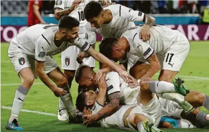  ?? Christof Stache/pool/afp ?? Jogadores da seleção italiana comemoram o primeiro gol sobre a Bélgica, marcado por Barella (embaixo); na semifinal, os italianos enfrentarã­o a Espanha, que passou pela Suíça na disputa por pênaltis