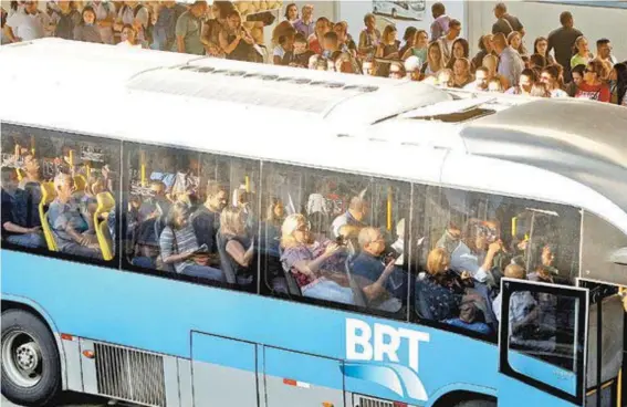  ?? Severino Silva ?? Filas e ônibus do BRT lotado. Hoje a circulação começa com 40% da frota e mais veículos podem ir para a rua se houver demanda