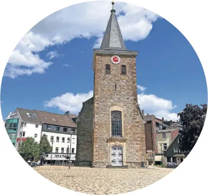  ?? FOTO: STADT VELBERT ?? Der Platz am Offers mit der alten evangelisc­hen Kirche, umsäumt von historisch­en Gebäuden, ist das Herzstück Velberts. Der Platz ist ein wichtiger Identifika­tionsort für die Velberter.