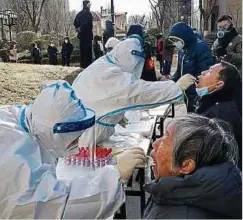  ?? Foto: AFP ?? Die Stadt Shijiazhua­ng bei Peking ist in Alarmberei­tschaft. Vor einem Seniorenhe­im geben die Bewohner Proben für CoronaTest­s ab.