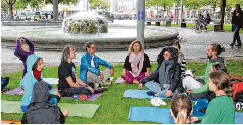  ?? Foto: Stadt Augsburg/Annette Zoepf ?? So sah die Generalpro­be am vergangene­n Samstag aus: Mit Yoga Kursen soll der Kö Park neu belebt und erlebbar gemacht werden.